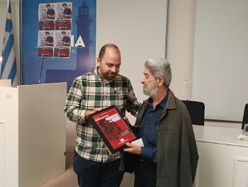 Τιμητική βράβευση στο πλαίσιο της εκδήλωσης για τη μεγάλη διακίνηση του «Ριζοσπάστη» με τις Θέσεις