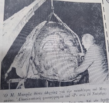 Ο γλύπτης τοποθετεί το έργο του, που κρέμεται από έναν γάντζο, στον πρόδρομο χώρο του Πολυτεχνείου (Αρχείο «Ριζοσπάστη»)