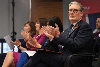 Η κυβέρνηση Στάρμερ ετοιμάζεται να ανακοινώσει νέα ομοβροντία αντιλαϊκών μέτρων, με αυξήσεις φόρων και περικοπές κοινωνικών δαπανών