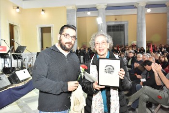 Αναμνηστικά εκ μέρους της ΚΝΕ στην συντρόφισσα Αγγελική Σωτήρη