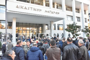 Από τη συγκέντρωση στα δικαστήρια
