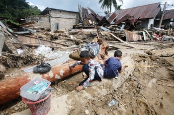 Εκατοντάδες οι αγνοούμενοι, εκατομμύρια οι πληγέντες