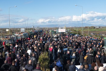 Καρδίτσα: Πάνω στον Ε-65 διαδηλώνουν χιλιάδες αγρότες με τα τρακτέρ τους