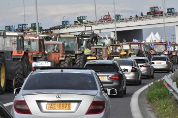 Οι απεργοί ταξιτζήδες στο μπλόκο της Νίκαιας