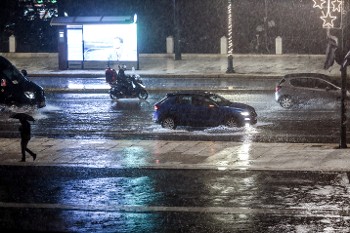 Η ισχυρή καταιγίδα χθες στην Αττική δημιούργησε χάος σε πολλούς δρόμους