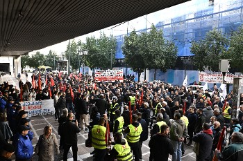 Εξω από το υπουργείο της εργοδοσίας