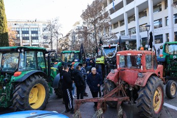 Με τα τρακτέρ και χθες έξω από τα δικαστήρια