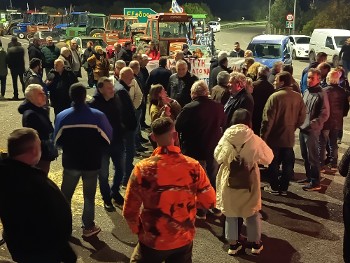 Σωματεία στο μπλόκο του Κάστρου