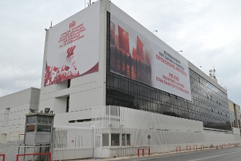 Η έδρα της ΚΕ του ΚΚΕ στολισμένη με τα συνθήματα του Συνεδρίου