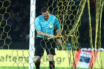 Στα ...δίχτυα των ανταγωνισμών στο ελληνικό ποδόσφαιρο μπλέχτηκε και το 2025 η διαιτησία