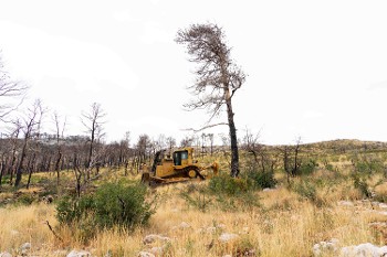 Μπουλντόζα στη θέση Κεραμίδι, σε πρόσφατα έργα που χαρακτηρίζονται «αντιπλημμυρικά» μετά τις τεράστιες καταστροφές