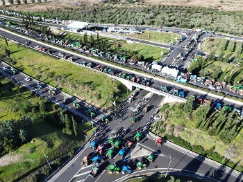 Στον αποκλεισμό του κόμβου του Μπράλου συμμετείχαν τα τρακτέρ της Καρδίτσας