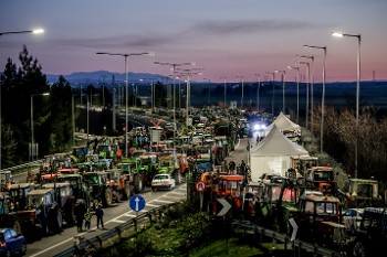 Τα τρακτέρ στο μπλόκο της Λάρισας