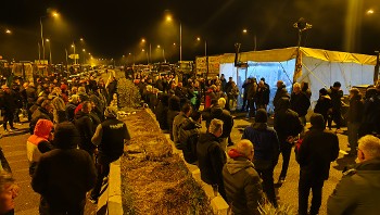 Από τη χτεσινή μαζική συνέλευση στο μπλόκο της Καρδίτσας