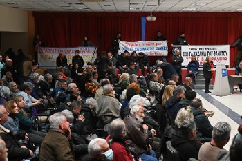 Η διαδήλωση μεταφέρθηκε μέσα στο Δημοτικό Συμβούλιο