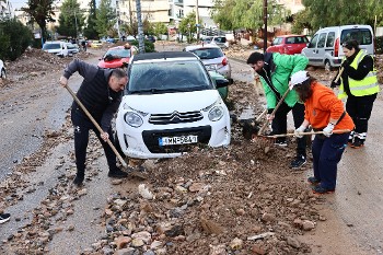 Κάτοικοι προσπαθούν να ξεμπαζώσουν τους δρόμους