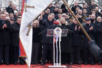 Ο Σερβοβόσνιος ηγέτης Μ. Ντόντικ (στο κέντρο της φωτογραφίας) φέρεται να αποτελεί «κρίκο» στη νέα «προσέγγιση» των ΗΠΑ προς την Μπάνια Λούκα