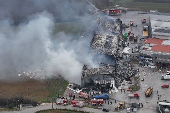 Βομβαρδισμένο τοπίο το εργοστάσιο μετά την έκρηξη