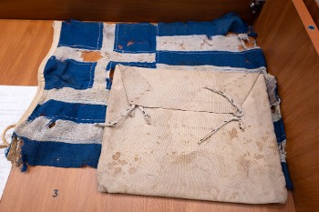 Η σημαία από την «Είρηνη» του καπετάνιο Κ. Μεγαλοοικονόμου που διέσωσε φυγαδεύοντας τους τελευταίους μαχητές του ΔΣΕ στην Ικαρία