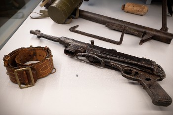 Το όπλο και η ζώνη του καπετάν Πέρδικα. Μετά τη Συμφωνία της Βάρκιζας και την παράδοση των όπλων του ΕΛΑΣ, ο Πέρδικας δεν παρέδωσε τον οπλισμό του και, με πρωτοβουλία του, κατέφυγε στο βουνό. Τον Μάρτη του 1947, η ομάδα του αποτέλεσε τον πυρήνα της δημιουργίας του Αρχηγείου Μαινάλου του Δημοκρατικού Στρατού Πελοποννήσου. Σκοτώθηκε σε ενέδρα χωροφυλάκων στις 16 Αυγούστου 1949