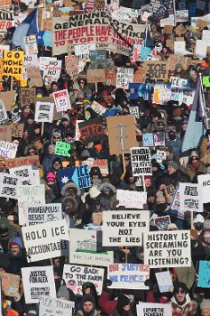 Από τις μαζικές διαδηλώσεις στη Μινεάπολις ενάντια στο νέο έγκλημα από τις δυνάμεις καταστολής