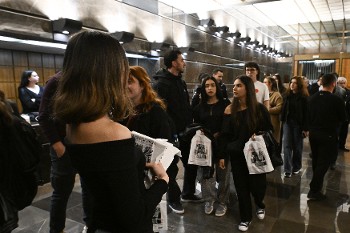 Η έκδοση «Στιγμές από τη ζωή και τη δράση της ΚΝΕ στην παρανομία» δόθηκε σε όλους τους συμμετέχοντες