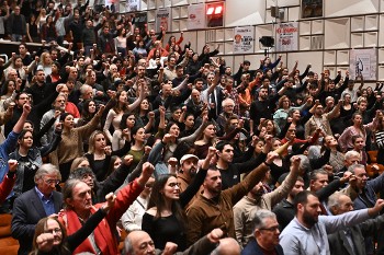 Με τις γροθιές υψωμένες στον Υμνο της ΚΝΕ