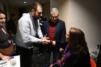 Θερμό χαιρετισμό με τη Μ. Φαραντούρη είχαν μετά τη συναυλία ο Δ. Κουτσούμπας και ο Θ. Κωτσαντής