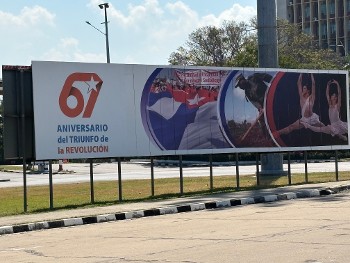 {{πλατεία Επανάστασης}}