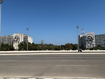 Οι φιγούρες του Τσε και του Καμίλο στην πλατεία της Επανάστασης