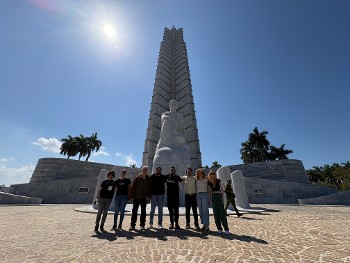 {{πλατεία Επανάστασης}} Στο μνημείο του Χοσέ Μαρτί