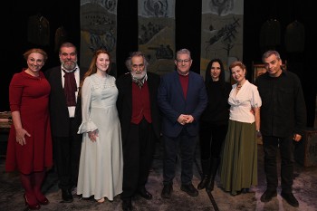 Ο Δ. Κουτσούμπας με τους συντελεστές της παράστασης