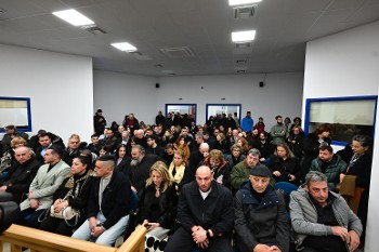 Ασφυκτικά γεμάτη η αίθουσα της δίκης