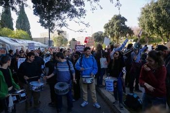 Και στο ίδιο το Ισραήλ (εδώ στην Ιερουσαλήμ) υπάρχουν διαμαρτυρίες για τον νόμο - έκτρωμα