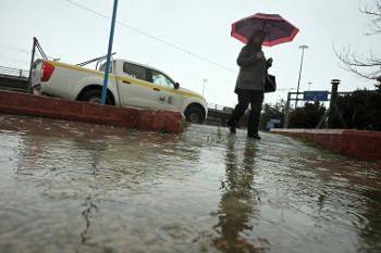 ...σπασμένα λούκια και πλυρισμένος ξανά ο χώρος του αξονικού τομογράφου στο Νοσοκομείο Νίκαιας!