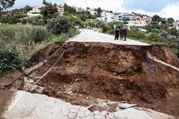 Κατέρρευσε τμήμα του δρόμου που οδηγεί από τη Λεωφόρο Μαραθώνος στην Καλλιτεχνούπολη