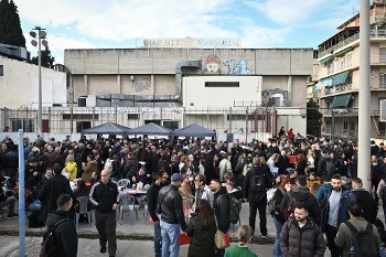 Από νωρίς στον χώρο οι συνδικαλιστές για να παραλάβουν τους φακέλους τους