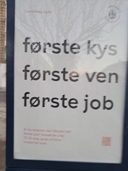 Από διαφημιστική καμπάνια του δήμου Κοπεγχάγης για εργασία παιδιών 13-17 ετών: «Πρώτο φιλί, πρώτος φίλος, πρώτη δουλειά»