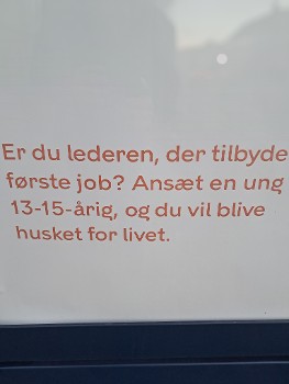 Από διαφημιστική καμπάνια του δήμου Κοπεγχάγης: «Είσαι διευθυντής και προσφέρεις δουλειά; Πρόσλαβε έναν νέο 13-15 ετών και θα σε θυμάται για όλη του τη ζωή»