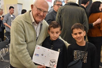 Τα παιδιά έδωσαν το δικό τους δώρο και χάρισαν απλόχερα την αγάπη σε έναν αγωνιστή λαό