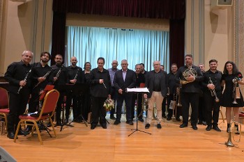 Ο Δ. Κουτσούμπας με τους συντελεστές