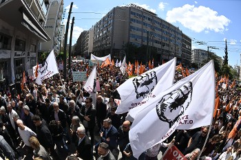 Χιλιάδες διαδήλωσαν στην πλατεία Καραϊσκάκη