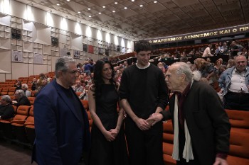 Ο Δ. Κουτσούμπας με τα εγγόνια του Μάνου Ζαχαρία και με τον σκηνοθέτη Νίκο Καβουκίδη