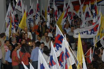 Η «αψίδα» με τις σημαίες «κλείνει» πίσω τους συνδικαλιστές που μπαίνουν στην αίθουσα της εκδήλωσης