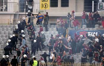 ... «και συ πνίγεσαι σε δίχρωμα κασκόλ»
