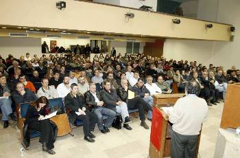 Από τη χτεσινή εκδήλωση της ΚΟΘ του ΚΚΕ. Στο βήμα ο Γ. Μαρίνος