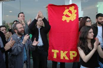 Στους διαδηλωτές λίγο πριν το χτύπημα της Τρίτης στην πλατεία Ταξίμ, διακρίνονται ο Κεμάλ Οκουγιάν, ΓΓ της ΚΕ του ΚΚ Τουρκίας (αριστερά) και ο πρόεδρος του ΚΚΤ, Αϊντεμίρ Γκιουλέρ (στο κέντρο)