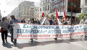 ...Εκτός από τη δραστική μείωση των αγροτικών επιδοτήσεων, μεγαλύτερη ζημιά θα προκαλέσει η αλλαγή των κριτηρίων καταβολής τους. Και αυτό γιατί με τη νέα ΚΑΠ σχεδόν στο σύνολό τους (πάνω από 90%) οι επιδοτήσεις αποσυνδέθηκαν από την παραγωγή με αποτέλεσμα να χάσουν τα όποια παραγωγικά χαρακτηριστικά είχαν και να μετατραπούν σε κοινωνικά επιδόματα αμφίβολης προοπτικής