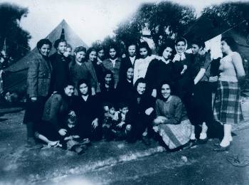 Εξόριστες στο Τρίκερι μπροστά στις σκηνές