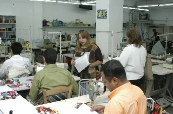 Στιγμιότυπο από τη χτεσινή εξόρμηση σε βιοτεχνία ρουχισμού με εργάτες από το Μπαγκλαντές.